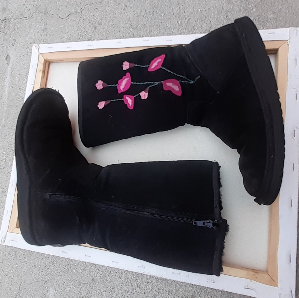 UGG Australia black suede Pink Flower Embroidery boots sz 5 Sheepskin Fur lining